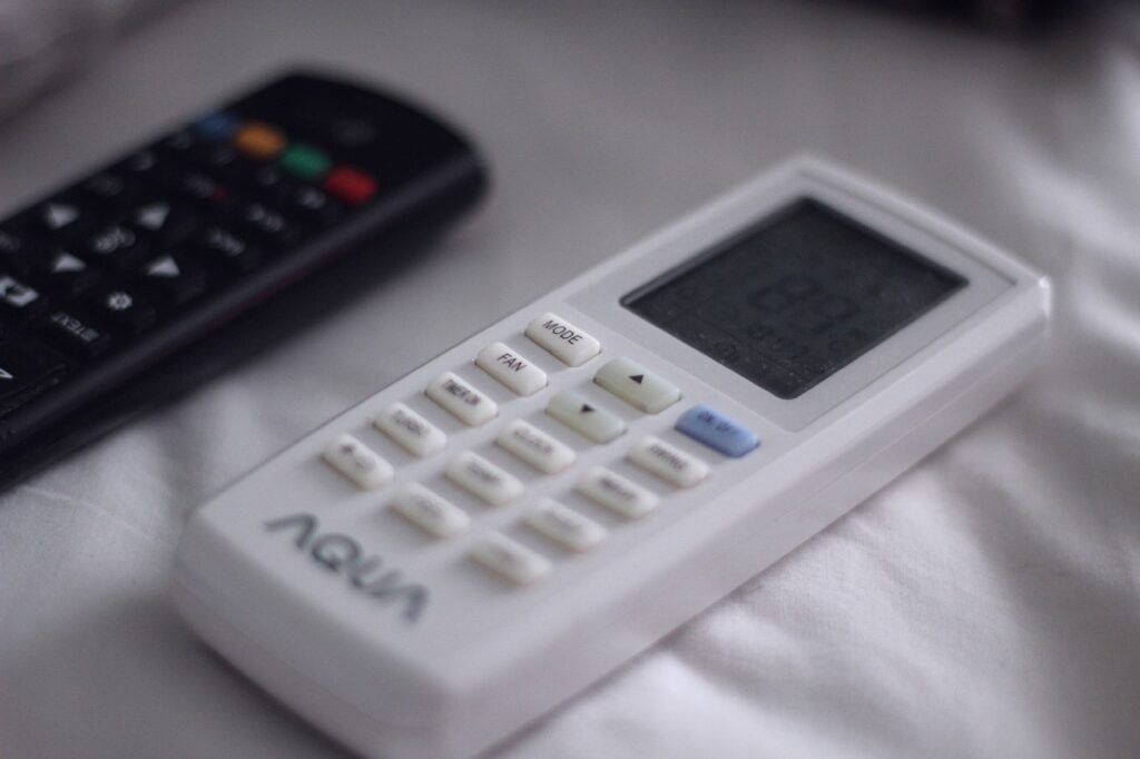 寝るときにエアコンを使う際の効果的な対策は？