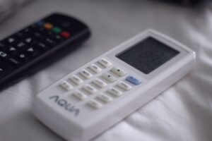 寝るときにエアコンを使う際の効果的な対策は？